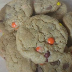 A picture of Peanut butter oatmeal chip cookie.
