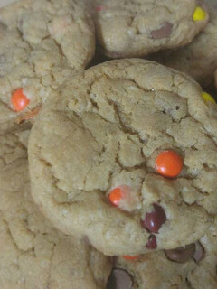 A picture of Peanut butter oatmeal chip cookie.