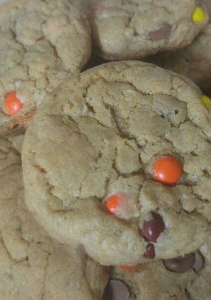 A picture of Peanut butter oatmeal chip cookie.