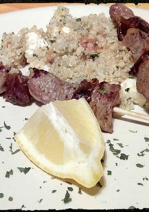 Foto principal de Brocheta de cordero y dátiles con ensalada de quinoa, tomate y feta