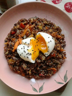 Una foto de Quinoa con verduritas y huevo pasado por agua