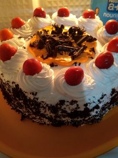 ब्लैक फोरेस्ट केक (black forest cake recipe in Hindi) रेसिपी मुख्य फोटो