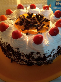 ब्लैक फोरेस्ट केक (black forest cake recipe in Hindi) रेसिपी मुख्य फोटो
