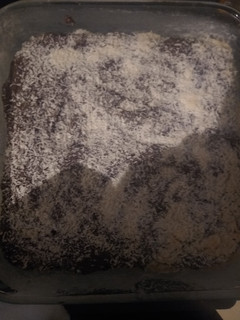 Una foto de Brownie de porotos rojos y cacao amargo..💖