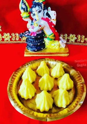 मावा मिश्री मोदक(MAWA MISHRI MODAK RECIPE IN HINDI) रेसिपी मुख्य फोटो