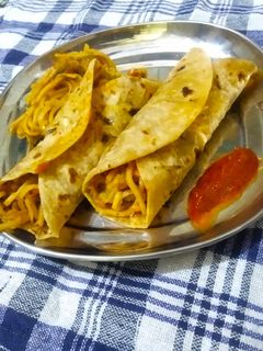 નુડલ્સ ફ્રેન્કી(Noodles Frankie recipe in Gujarati) રેસીપી મુખ્ય ફોટો