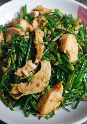รูปของ ผัดกุยช่ายใส่ไก่ต้ม