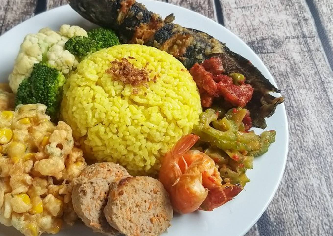 Nasi kuning ala teh opi