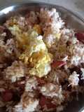 Arroz con salchichas y poroso con huevo perico