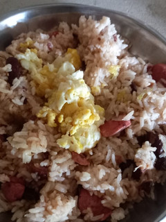Una foto de Arroz con salchichas y poroso con huevo perico