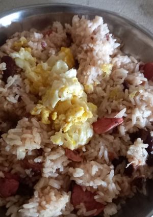 Una foto de Arroz con salchichas y poroso con huevo perico