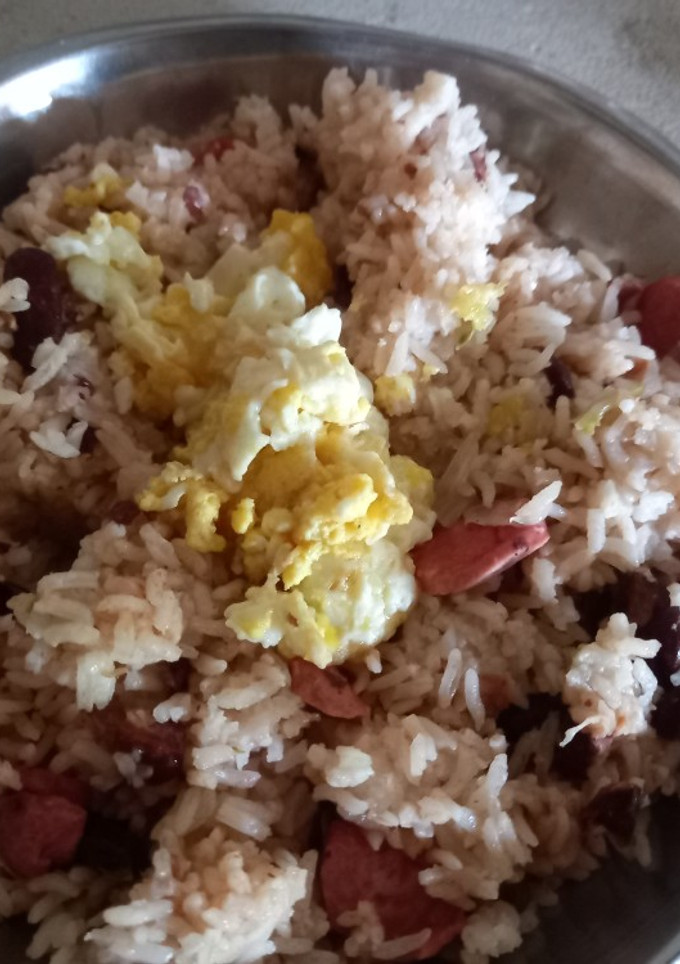 Una foto de Arroz con salchichas y poroso con huevo perico
