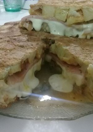 Una foto de Tortilla de papa rellena