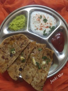 આલુ મટર પરાઠા (Aloo Matar Paratha Recipe In Gujarati) રેસીપી મુખ્ય ફોટો