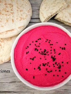 Una foto de Hummus de remolacha