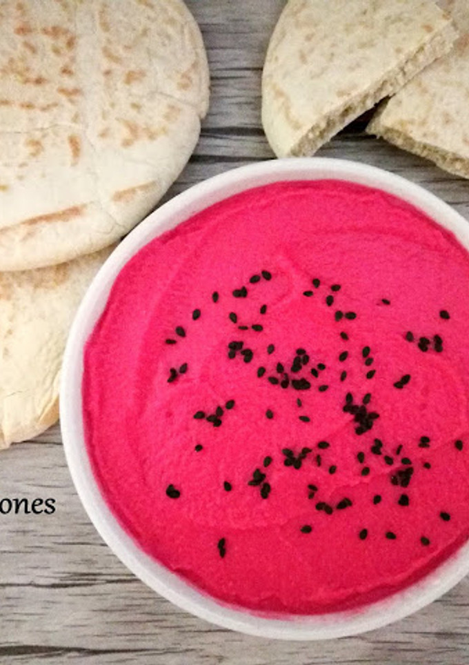 Una foto de Hummus de remolacha