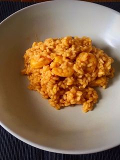 Una foto de Arroz con remolacha y langostinos