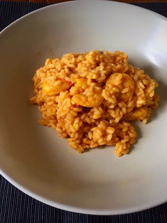 Una foto de Arroz con remolacha y langostinos
