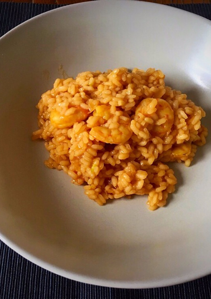 Una foto de Arroz con remolacha y langostinos