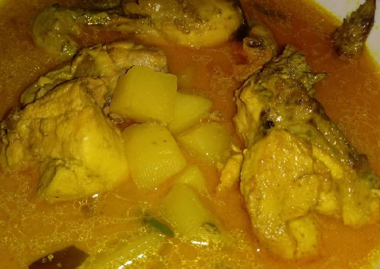 Opor ayam kentang gurih harum