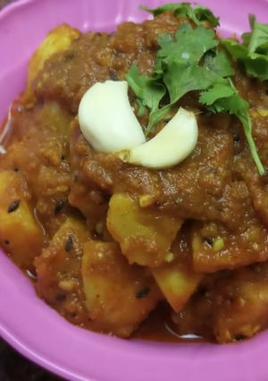 લસણીયા બટાકા (lasaniya potato recipe in Gujarati) રેસીપી મુખ્ય ફોટો