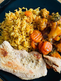 Zöldborsmártásos hús, saslikszószos vegyes zöldségraguval, currys sült rizzsel recept fotója
