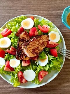 Hình của món SALAD CÁ HỒI & SỐT CHANH DÂY.