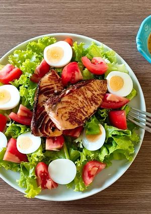 Hình của món SALAD CÁ HỒI & SỐT CHANH DÂY.