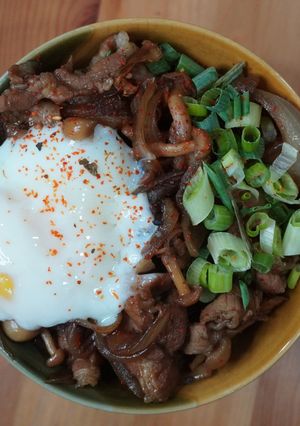 照燒豬肉蓋飯+溫泉蛋 的食譜成品照片