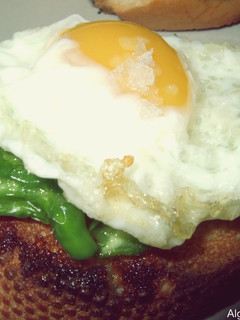 Una foto de Huevo de codorniz y pimiento verde