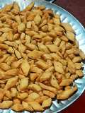हींग नमक पारे (Hing Namakpare recipe in Hindi)