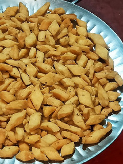 हींग नमक पारे (Hing Namakpare recipe in Hindi) रेसिपी मुख्य फोटो