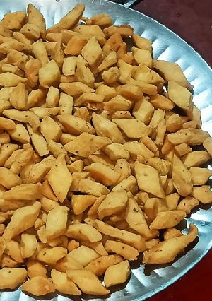 हींग नमक पारे (Hing Namakpare recipe in Hindi) रेसिपी मुख्य फोटो