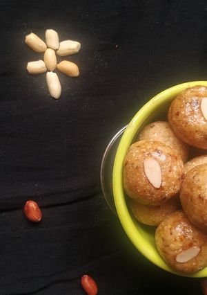 खजूर शेंगदाणे उपवासाचे लाडू (khajur shengdane ladoo recipe in marathi) रेसिपी चे मुख्य फोटो 