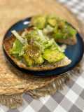 Tostada con varios superalimentos para un desayuno completo