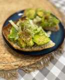 Tostada con varios superalimentos para un desayuno completo