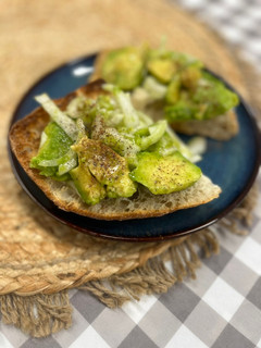 Foto principal de Tostada con varios superalimentos para un desayuno completo