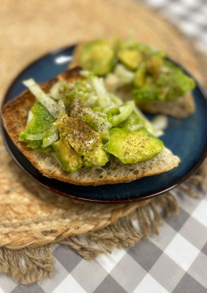 Foto principal de Tostada con varios superalimentos para un desayuno completo