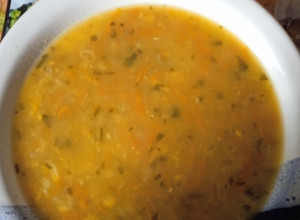 Una foto de Sopa con fideos letritas