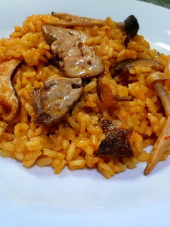 Una foto de Paella de setas y foie
