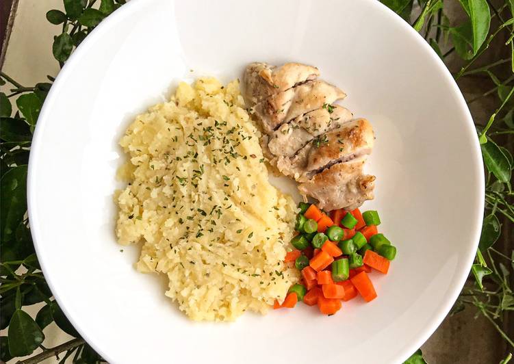 Juicy roasted chicken breast with mashed potato