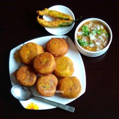 A picture of Aloo Chops with Misal.
