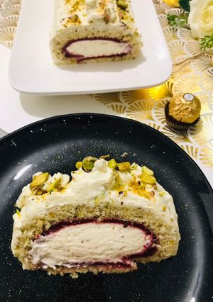 Une photo de Bûche pistache et fruit rouges