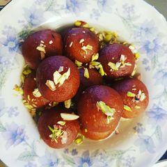 A picture of Gulab Jamun.