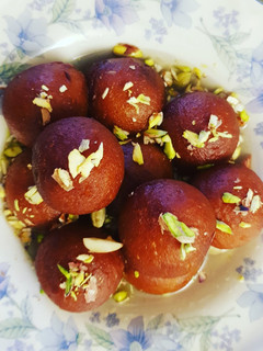 A picture of Gulab Jamun.
