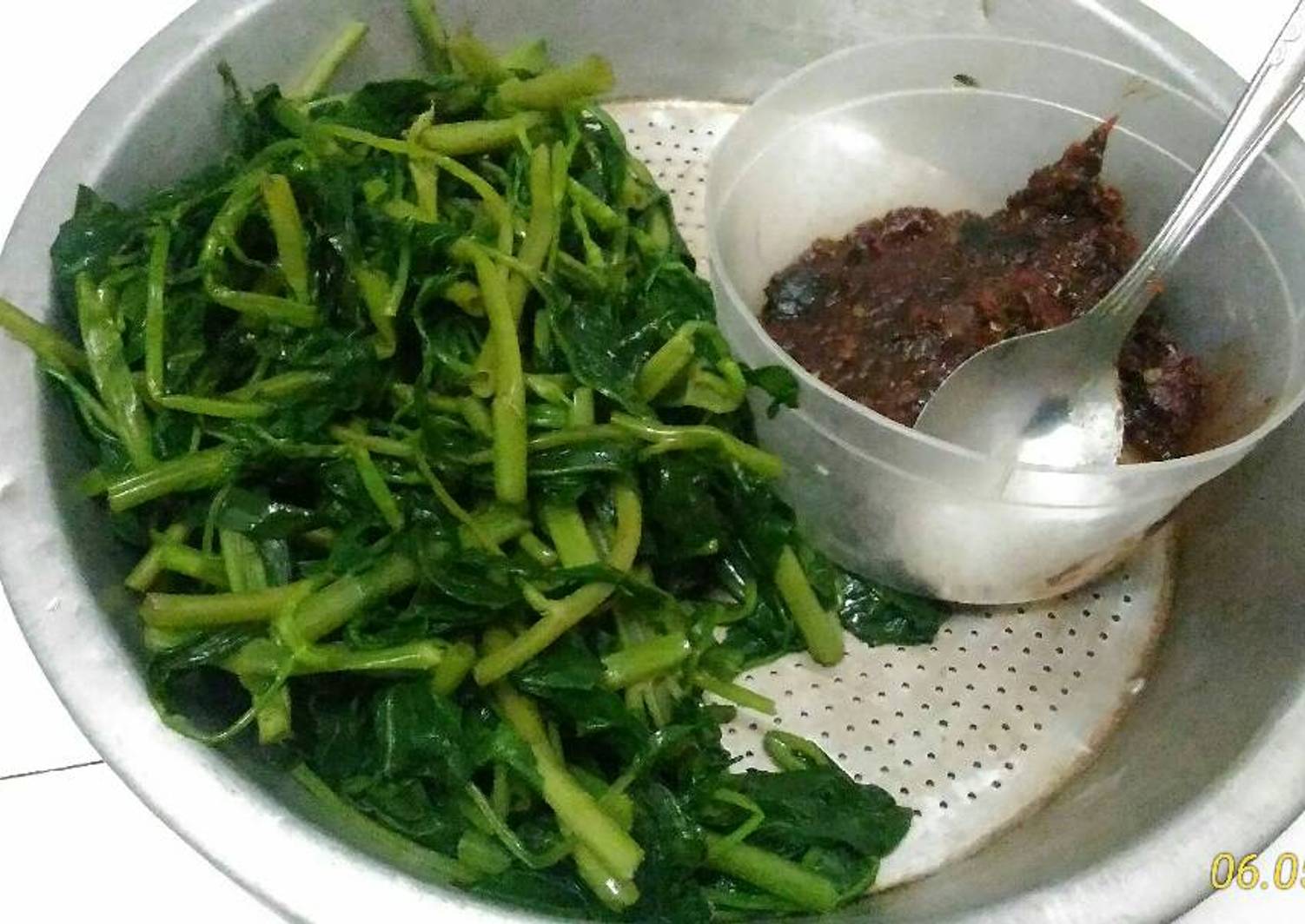 Resep Kangkung sambel asem #khascirebonan oleh Bunda hanifa - Cookpad