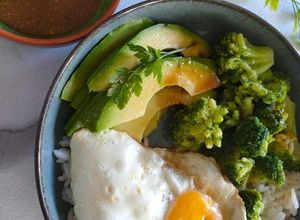 Une photo de Brocoli, avocat & œuf au plat