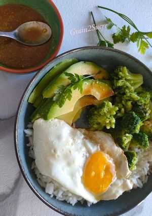 Une photo de Brocoli, avocat & œuf au plat