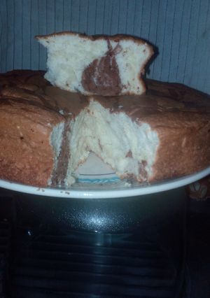 Una foto de Bizcochuelo de banana marmolado con chocolate 😱😄🍰