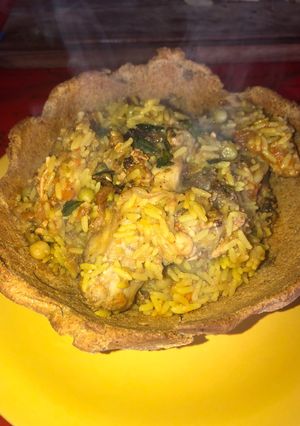 Una foto de Arroz con pollo!! En recipiente comestible😋